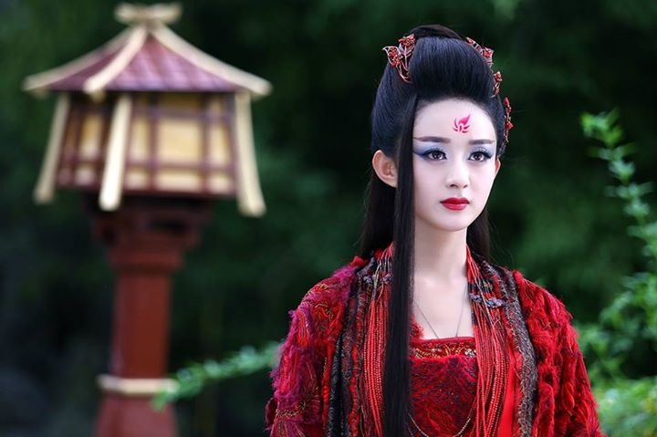 Hoa Thiên Cốt đang đến những tập cuối cùng đầy bi kịch. Nhân vật Tiên Cốt vì cứu sự phụ Bạch Tử Họa (Hoắc Kiến Hoa) bị tra tấn, hãm hại bằng độc tố. Sắp tới là chuỗi dài những ngày tháng 