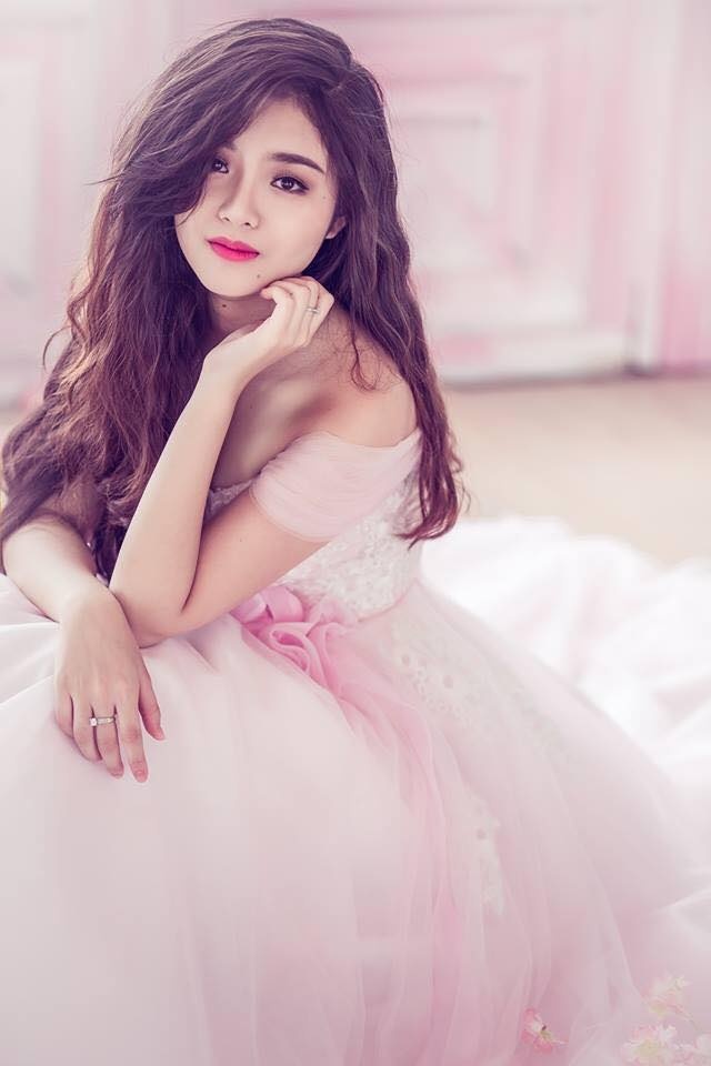 Người đẹp sinh năm 1994 luôn biết cách thu hút với gu ăn vận cá tính cùng hình ảnh quyến rũ và gợi cảm.   Hiện tại, bên cạnh điện ảnh, cô còn thử sức ở sân khấu kịch và theo đuổi công việc ca hát.