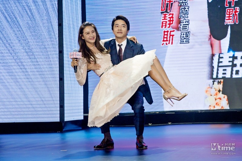 Chiều 25/8, Kwon Sang Woo, Hoắc Kiến Hoa Trương Vũ Kỳ tham dự buổi họp báo phim Trăng mật tình địch tại Bắc Kinh (Trung Quốc). Trong một phần giao lưu, tài tử Hàn Quốc đảm nhận vai trò bế bồng bạn diễn họ Trương.