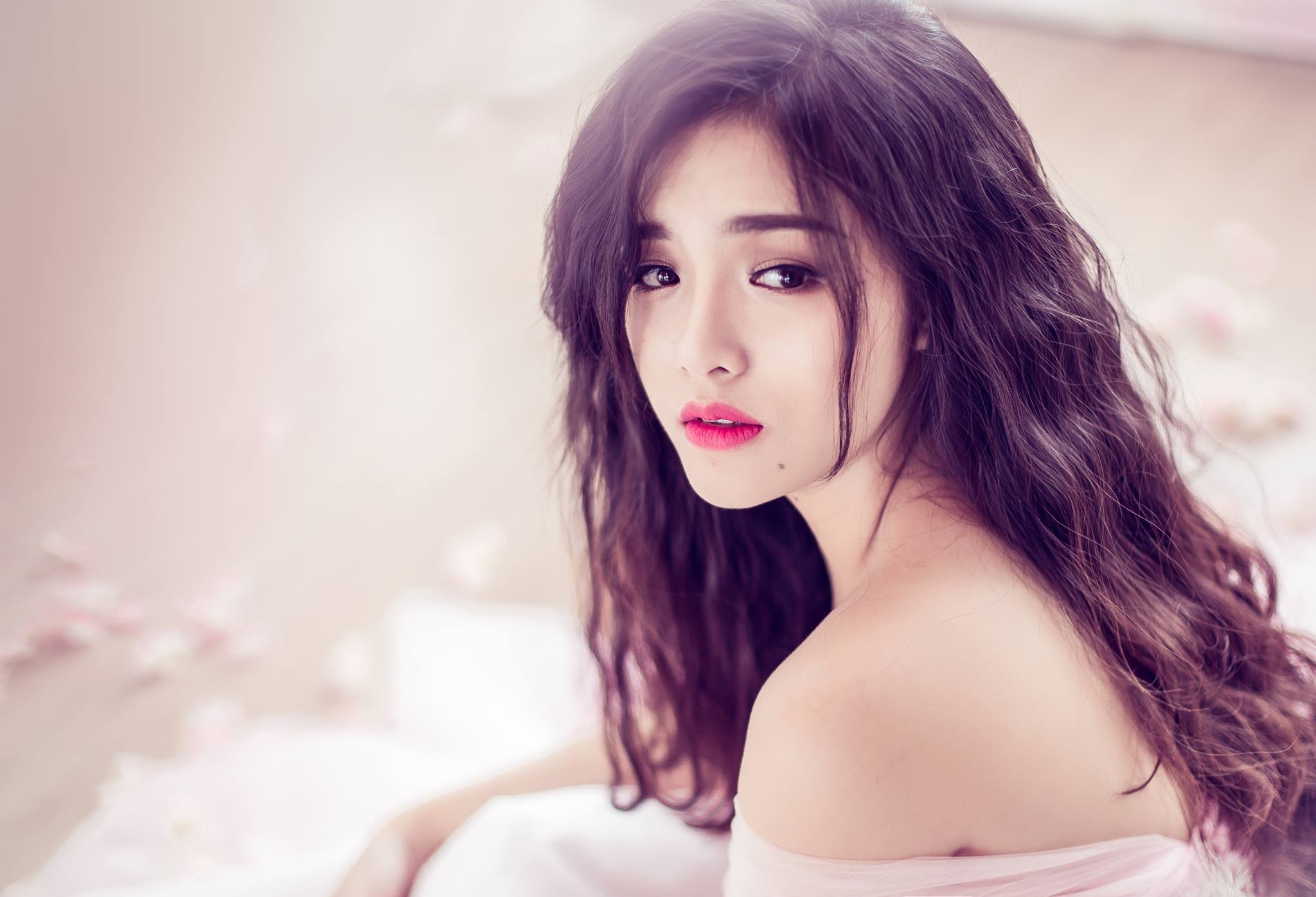 Nhật Hạ tên thật là Huyền Tôn Nữ Nhật Hạ. Cô sinh năm 1994, được khán giả biết đến với vai Phương trong Mùi ngò gai (2005), phù thủy Ye Ye trong Gia đình phép thuật (2009)...