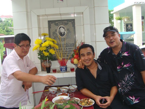 19 năm sau ngày anh qua đời, những người bạn thân ngày ấy - Lê Tuấn Anh, Quyền Linh, Phước Sang vẫn hàng năm đến thăm mộ bạn. Họ từng khóc khi anh ra đi, giờ, họ không còn khóc, họ nhớ đến anh trong những kỷ niệm đẹp nhất.