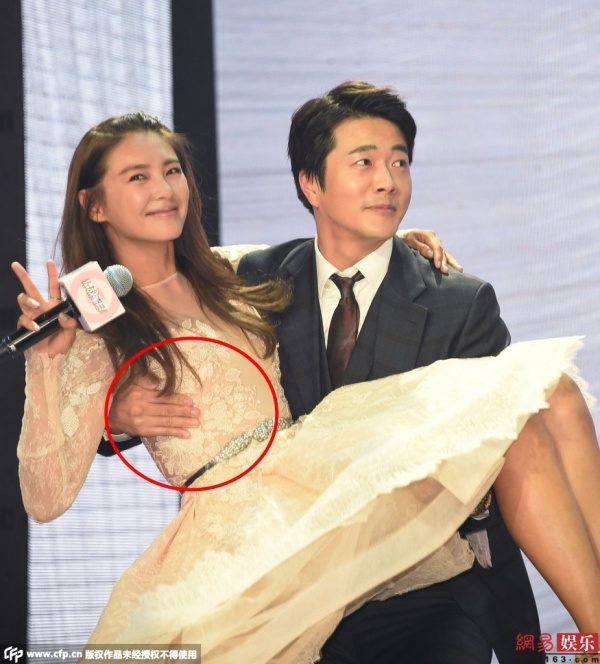 Đáng nói, vùng tay của anh đã chạm vào ngực của Trương Vũ Kỳ. 