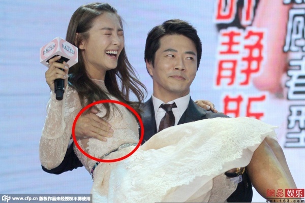 Khi phát hiện ra tình huống, Trương cười xòa trước ống kính. Nhiều ý kiến cho rằng, đây là hành động thân mật quá mức của Kwon Sang Woo. Trong làng giải trí Hàn Quốc, các nam diễn viên thường giữ khoảng cách khi chụp hình cùng đồng nghiệp nữ. Vì lý do đó, họ dù khoác vai cũng cố tình để bàn tay cách khoảng vài centimet.