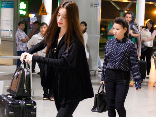 Ho Ngoc Ha bay sang Nhat cung me hinh anh