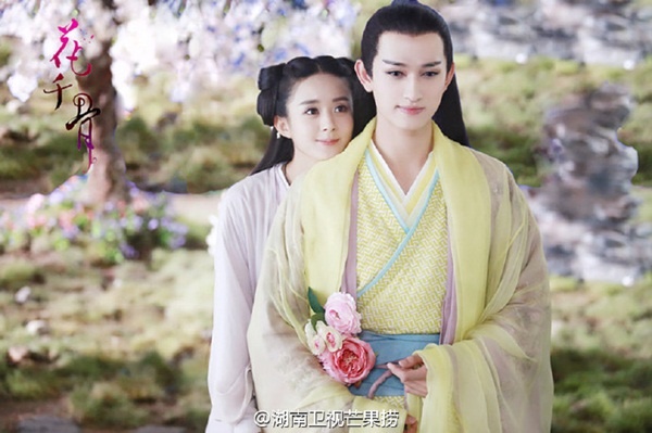 Thiên Mạch rất yêu quý Hoa Thiên Cốt và luôn ra sức bảo vệ cô. Vì Hoa Thiên Cốt, anh có thể hy sinh mọi thứ. Nhân vật này ghi điểm nhờ phong thái yểu điệu, tính cách kì quái, sự tận tâm hết lòng vì người mình thương.