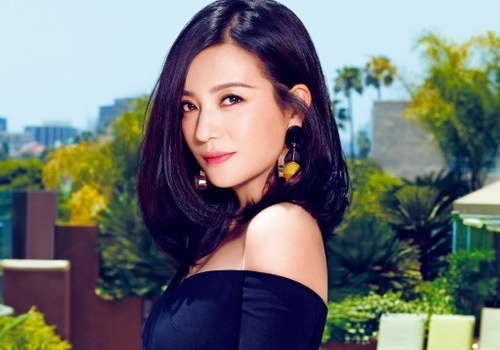 Trieu Vy tre trung nhu gai doi muoi tren tap chi hinh anh