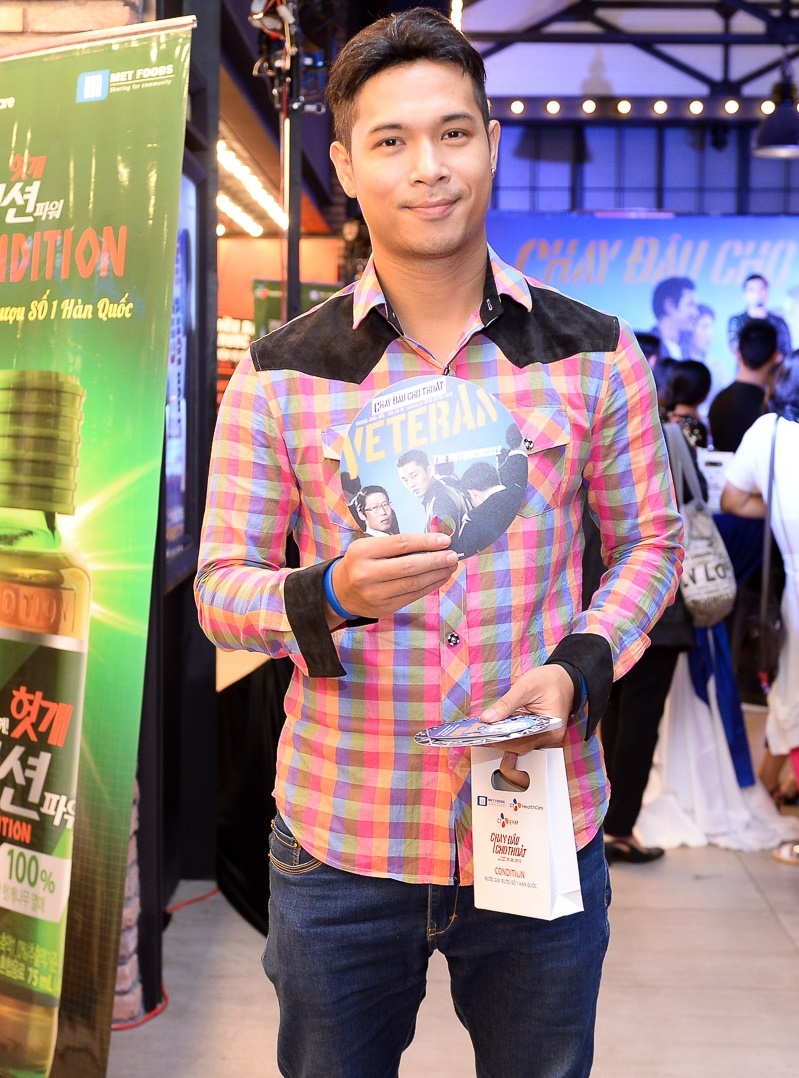 Nhan Phúc Vinh với dáng vẻ nam tính quen thuộc.