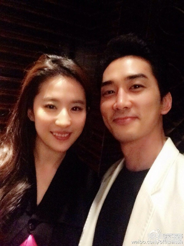 Nguồn tin cho hay Lưu Diệc Phi từ chối lời cầu hôn của Song Seung Hun ngay trong ngày sinh nhật.