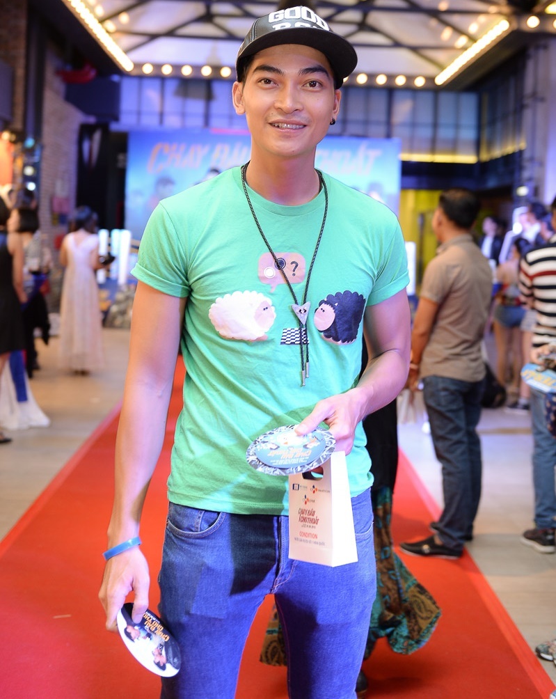 Nam diễn viên Khương Ngọc ăn vận đơn giản, một mình đi xem phim.