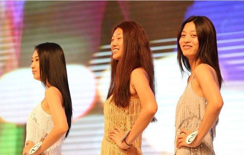 Truyền thông Trung Quốc không tiếc lời chê khen khi hình ảnh các thí sinh trong cuộc thi Hoa hậu Hoàn vũ nước này được công bố. Theo họ, rất nhiều thí sinh trong cuộc thi chỉ xứng đáng ngồi nhà và xem qua màn ảnh nhỏ.