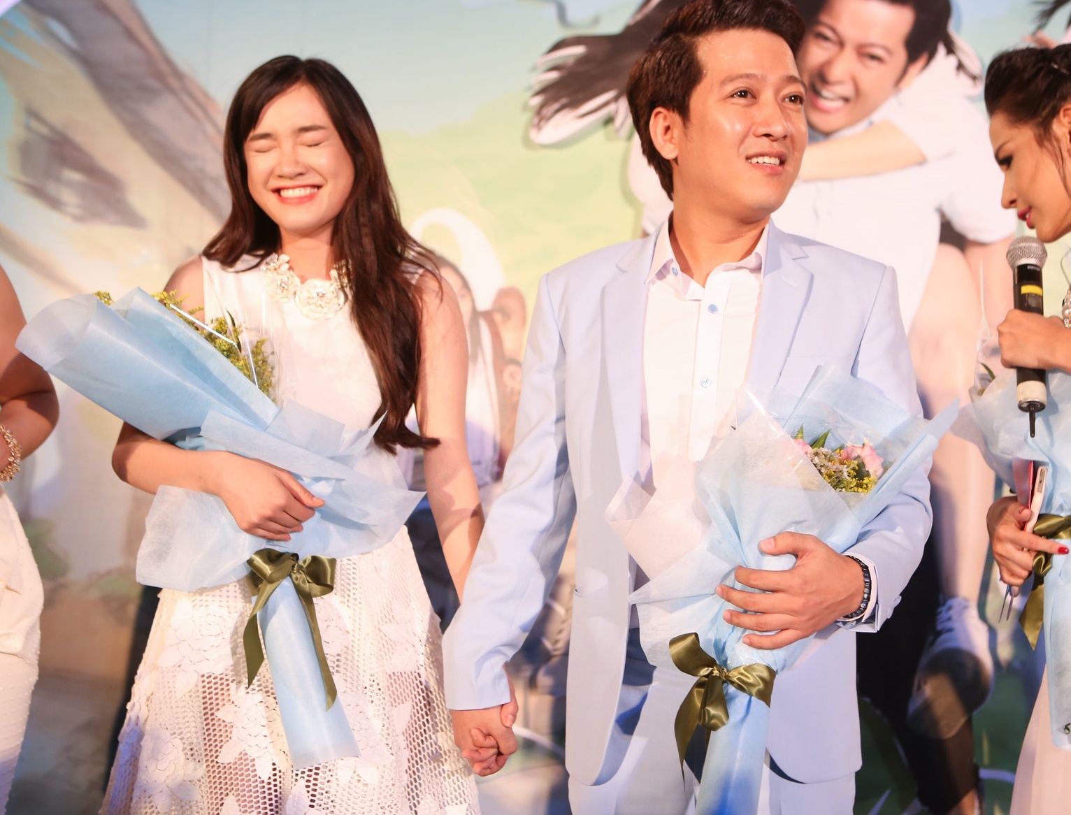 Khi được hỏi cảm giác của Nhã Phương về Trường Giang, cô đã không ngần ngại bày tỏ: “Sợ nhất là diễn cảnh buồn với anh Giang. Vì mỗi khi nhìn mặt anh là tôi không nhịn được cười”. Về phía danh hài, anh lại không tiếc lời ngợi ca bạn diễn: “Nhã Phương khi diễn rất đẹp. Mình nhìn thấy thương, thấy yêu liền. Muốn chạy đến ôm ngay lập tức, nhưng trong phim thôi à nha! - anh nói