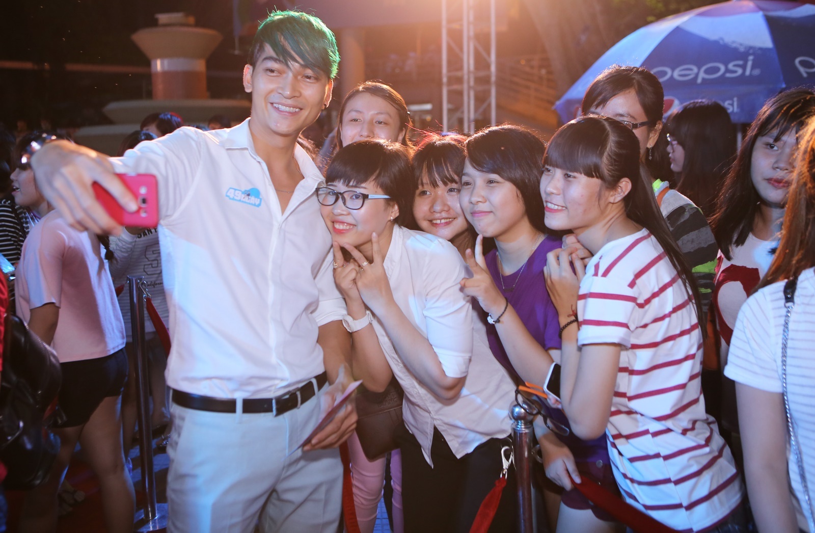 Diễn viên Khương Ngọc chụp ảnh cùng người hâm mộ trong họp báo.