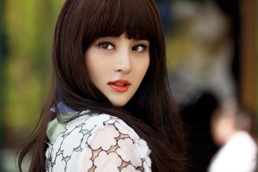 Sự việc chỉ vỡ lở khi một blogger có tiếng công khai ảnh Cam Lộ (ảnh) - người đóng thay Phạm Băng Băng trong các cảnh quay đỏ mặt.