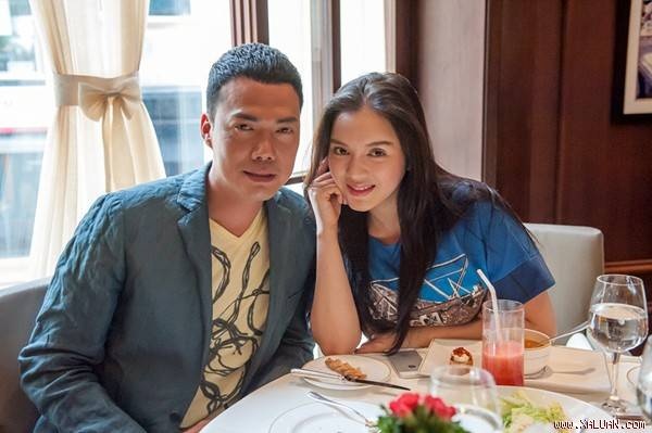 Tạ Thiên Hoa khá thân với Lý Nhã Kỳ, họ từng xảy ra tin đồn hẹn hò.