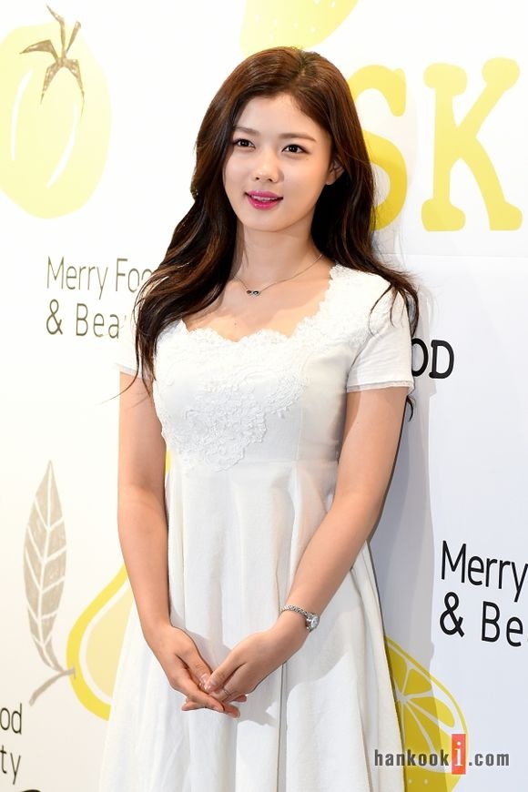 Vẻ đẹp đầy đặn không tì vết của Kim Yoo Jung.