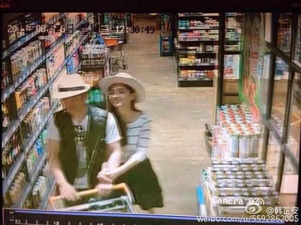 Huỳnh Hiểu Minh và Angela Baby đi mua sắm.