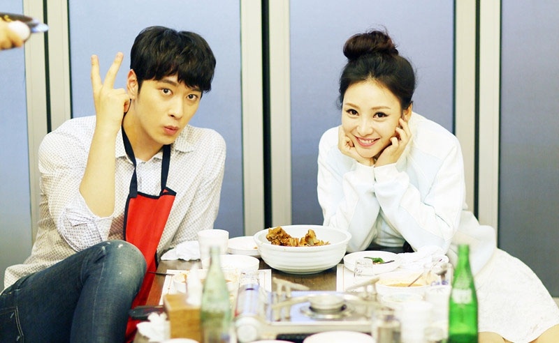 Liễu Nham gặp chỉ trích khi từng lấp lửng quan hệ ái tình với Chansung của nhóm 2PM. Thời gian hai người hợp tác trong show Nếu như yêu, “siêu vòng một” Trung Quốc tiết lộ: “Tôi là người chủ động trong chuyện tình cảm, ngày nào tôi cũng nhắn tin cho anh ấy. Chúng tôi hiểu ra tình cảm bản thân khi quay show này”.