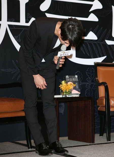 Lúc này, Ngô Tôn tỏ ra ân hận: “Tôi chỉ có thể nói xin lỗi với tất cả mọi người. Lúc đó, vợ tôi muốn giấu kín chuyện này nên tôi chỉ có thể phủ nhận”. Tuy nhiên, lời xin lỗi của anh không được đón nhận. Nhiều nguồn tin cho rằng, Ngô Tôn phát hành sách năm 2013 chỉ là một cách “hâm nóng lại tên tuổi đã nguội”.