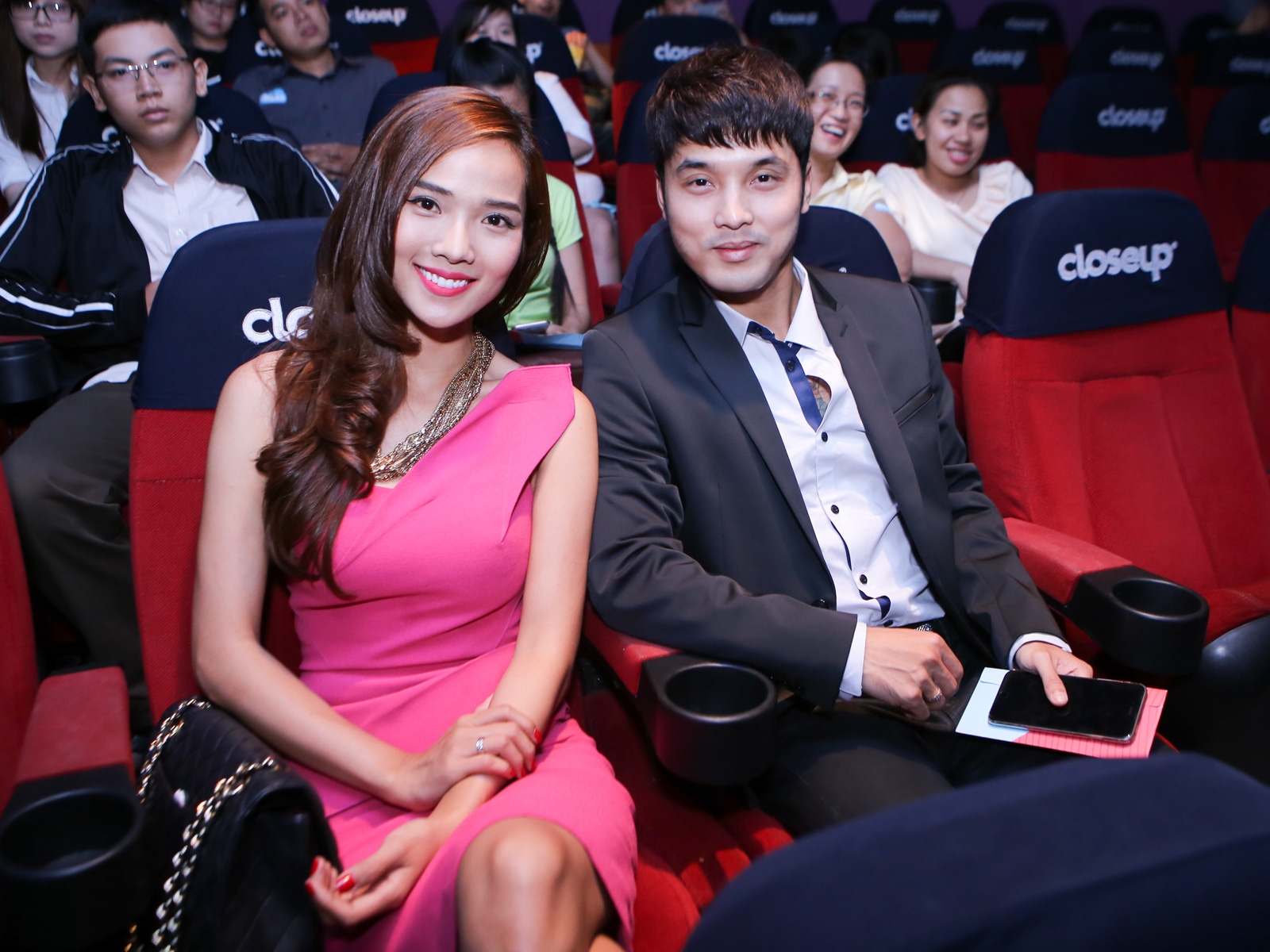 Ưng Hoàng Phúc và Kim Cương cũng góp mặt trong buổi họp báo tại TP.HCM, Bộ phim Hùng Ali và Sáu Lóc Cóc do giọng ca Thà rằng như thế đầu tư sản xuất đang ở khâu xử lý hậu kỳ, dự kiến phát hành vào tháng 1