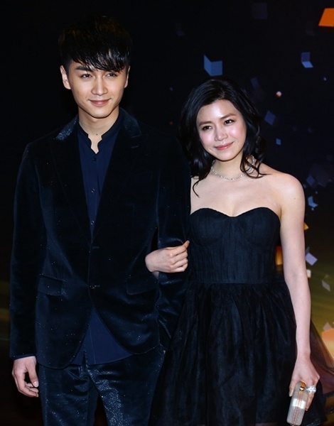 Những ngày đầu khi xuất hiện bên nhau, cả hai thường giữ khoảng cách.