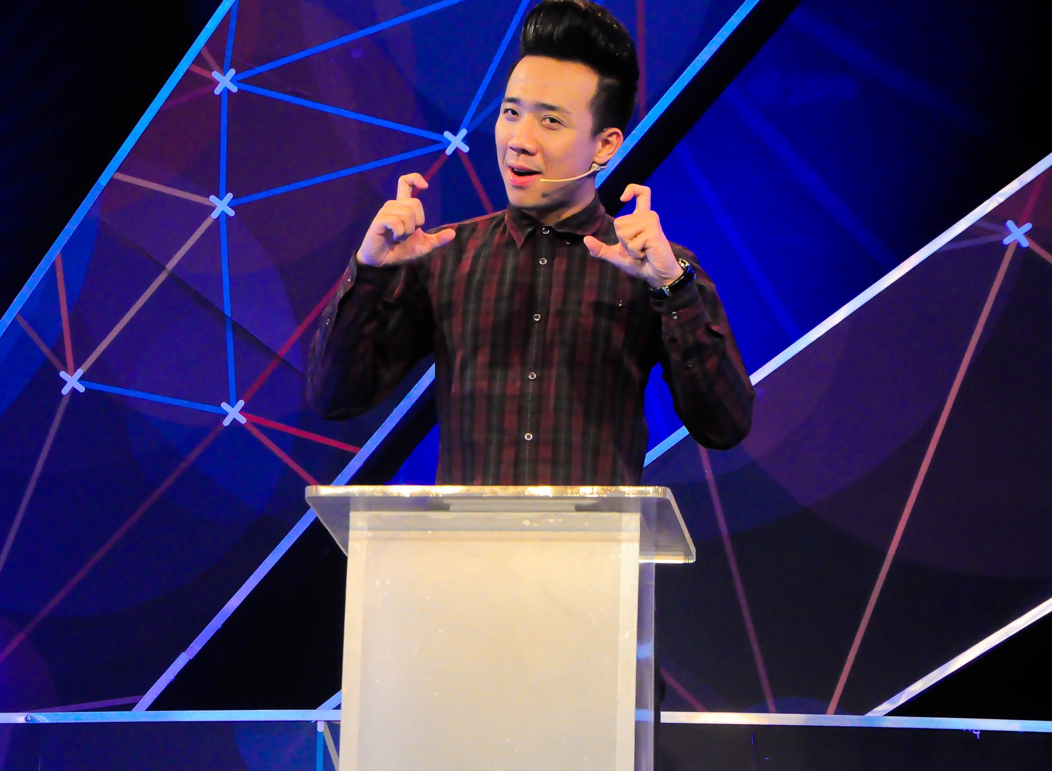 Những tâm sự của Phi Thanh Vân đã khiến MC Trấn Thành rơm rớm nước mắt. Anh cho rằng, nhiều người không thích Phi Thanh Vân vì thấy cô có vẻ ồn ào. Tuy nhiên, khi tiếp xúc anh nhận thấy cô rất tốt bụng và luôn muốn mọi người vui vẻ. 