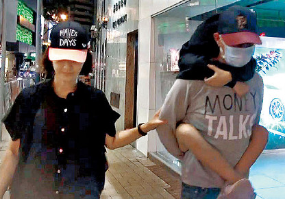 Đôi vợ chồng hạnh phúc sau hơn 20 năm bên nhau.