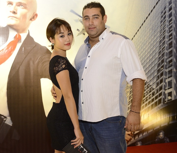 Bạn trai Tây tháp tùng Diễm Hằng đi xem phim. Sau khoảng thời gian ngắn 