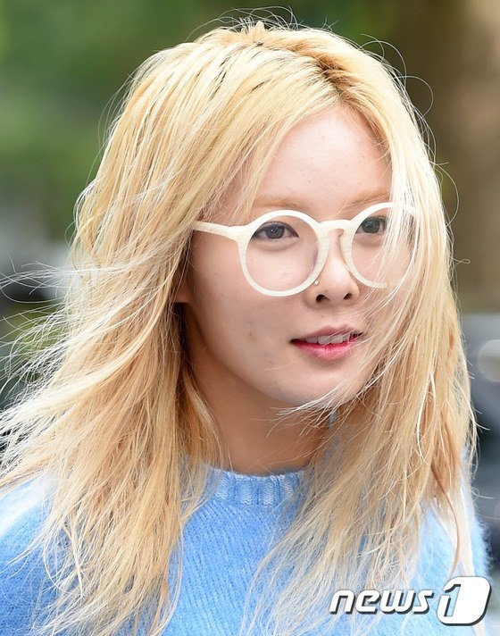 HyunA đến ghi hình cho Music Bank hôm 28/8.