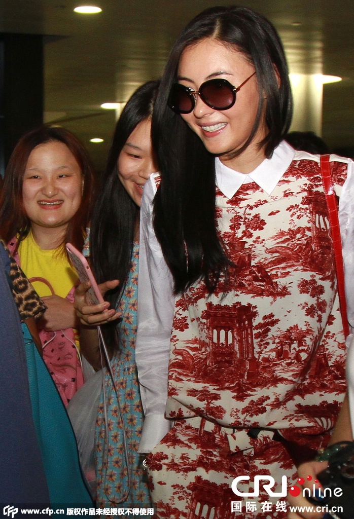 Trương Bá Chi xuất hiện tối 28/8, vui vẻ trước ống kính.