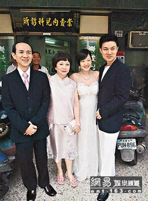 Vợ chồng Tiểu S và bố mẹ chồng.