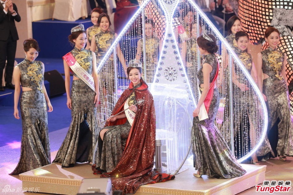 Ba người đẹp được tôn vinh trong đêm chung kết Hoa hậu Hong Kong 2015.