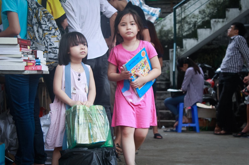 Nguoi Ha Noi keo nhau di mua sach cu hinh anh