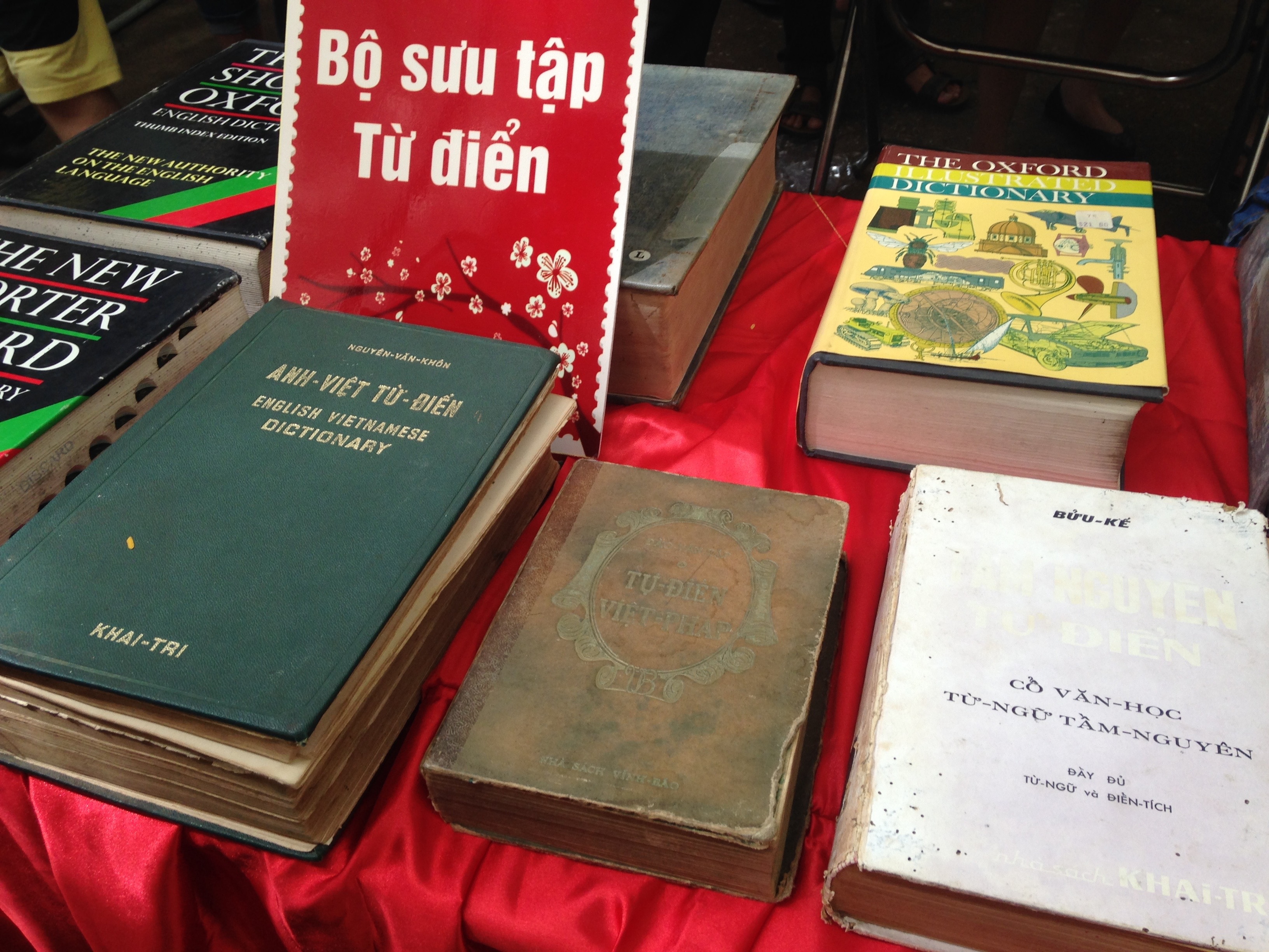 Mỗi kỳ Đại hội sách cũ, nhà tổ chức lại có một chủ đề điểm nhấn. Lần này, những cuốn từ điểm và bộ sưu tập từ điển quý được trưng bày và giới thiệu với người yêu sách.