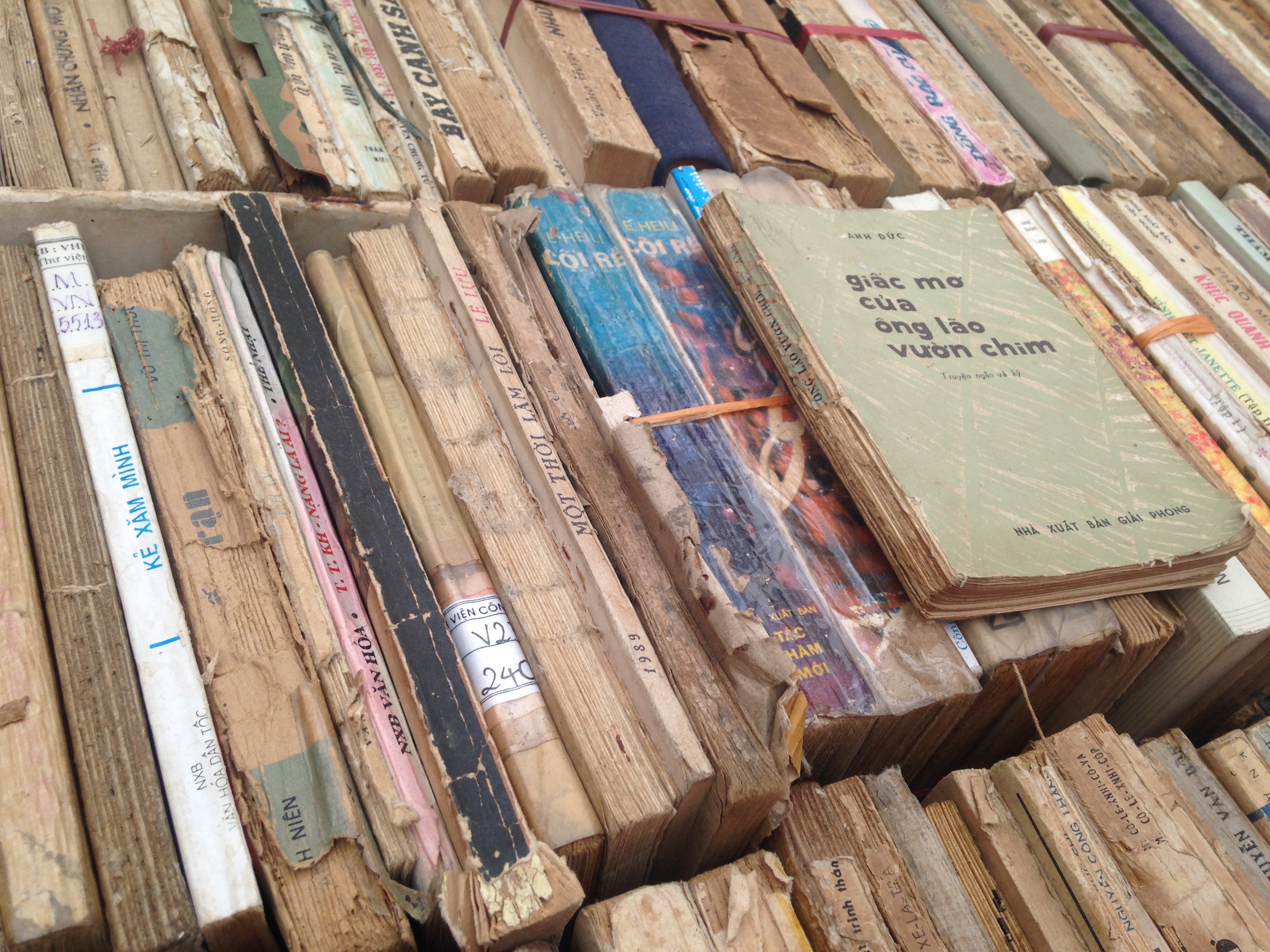 Mỗi người có mục đích khác nhau khi tìm kiếm sách cũ. Có thể là một thú sưu tầm, cũng có thể là đi tìm những cuốn sách không còn được tái bản mà bản thân quan tâm, cũng có thể là cách để mua sách với giá rẻ hơn hoặc thậm chí không ít người mua cuốn sách để 