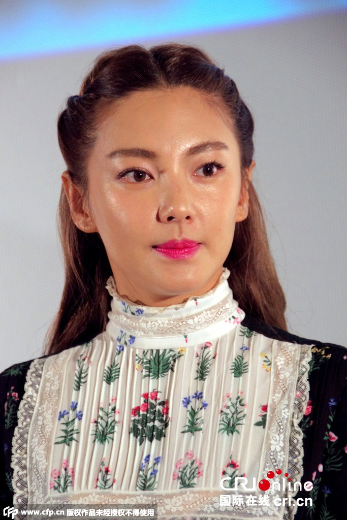 Nữ diễn viên vui vẻ nói về chuyện cũ.