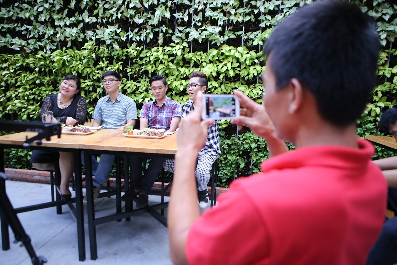  Trong khi vợ đang làm việc, anh Hiếu Nghĩa lặng lẽ đứng ở một góc và giúp Tuyền Mập ghi lại khoảnh khắc đáng yêu trên phim trường.