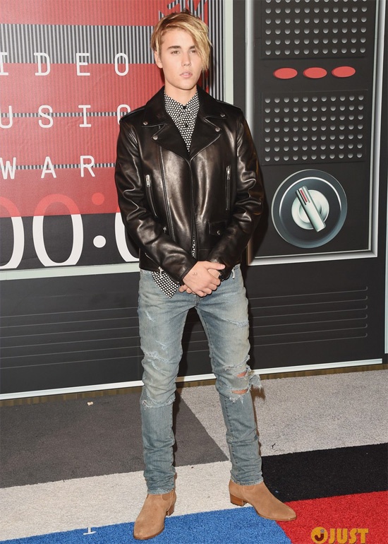 Justin Bieber gây bất ngờ với kiểu tóc bụi bặm, phần mái hất sang một bên, khác với vẻ bảnh trai thường thấy. Hoàng tử nhạc pop diện áo khoác da, quần jeans và đôi ankle boots có phần nữ tính.