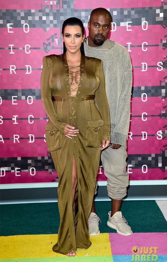 Bà bầu Kim Kardashian được ông xã Kayne West tháp tùng đến sự kiện. 