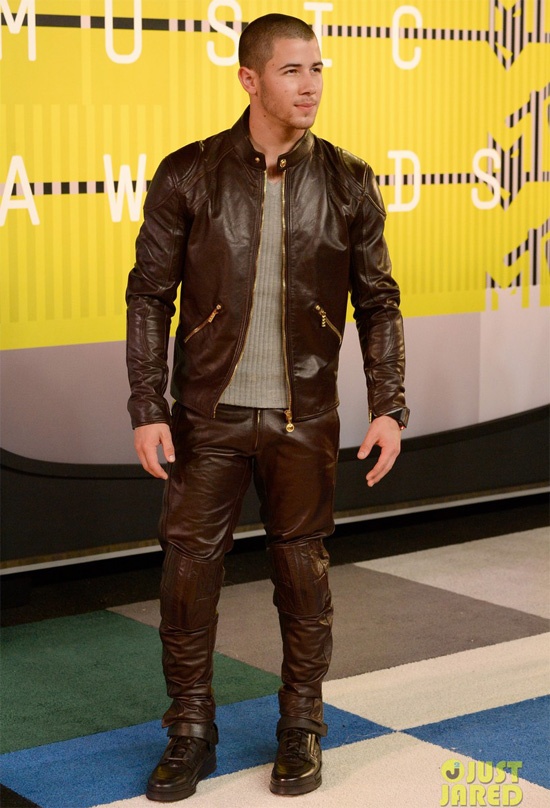 Nick Jonas bảnh trai, nam tính trong bộ đồ da thuộc.  