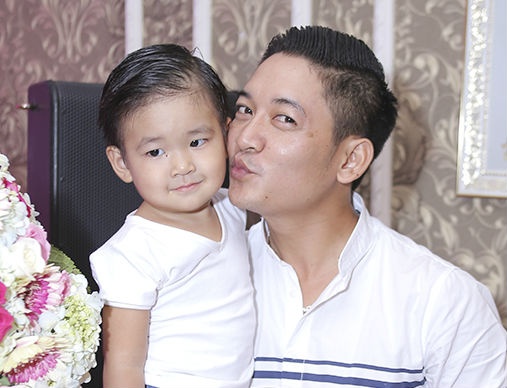 Thanh Dat mot minh be con trai du tiec sinh nhat hinh anh