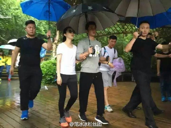 Phạm Băng Băng - Lý Thần được hộ tống chặt chẽ.