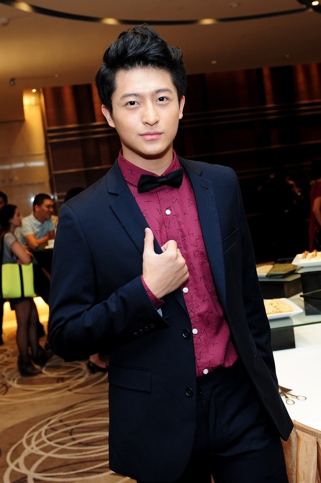 Chàng trai gốc Đài Loan có gương mặt đẹp kiểu baby, ngoại hình cao ráo. từng là đội trưởng đội bóng rổ trường Đại học RMIT và nhận được nhiều lời mời tham gia chụp ảnh, trình diễn thời trang. Năm 2014, Harry Lu có cơ hội thủ vai nam chính trong phim điện ảnh Thần tượng. Thành công về mặt chuyên môn của bộ phim đã giúp mỹ nam sinh năm 1992 tiếp tục chinh phục khán giả trong phim điện ảnh ăn khách Hương Ga. Anh cũng góp mặt trong phim truyền hình Trở về 3 của đạo diễn Việt Trinh. Nghi án tình cảm với nữ ca sĩ Hoàng Thùy Linh cũng khiến chàng trai này tăng thêm độ hot trong thời gian qua.