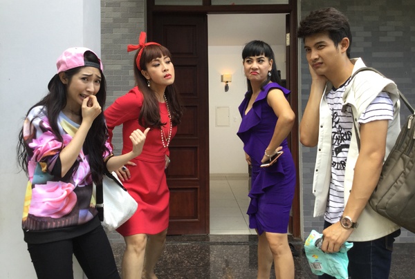 Phim thuộc thể loại sitcom, dài 105, với sự tham gia của Khô