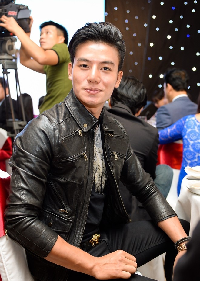 Sinh ra tại Thái Bình, bất ngờ thi đậu vào Đại học Sân khấu Điện ảnh Hà Nội, con đường đến với nghệ thuật của Hiếu Nguyễn giống nhưmột định mệnh. Sau thành công của phim đầu tay Thạch Sanh, nam diễn viên sinh năm1991 quyết định nam tiến và đảm nhận vai Hưng Mã rong phim điện ảnh Hương Ga.Thời gian gần đây, anh liên tiếp góp mặt trong nhiều dự án phim ăn khách như Bộ ba rắc rối, Quyên Ám ảnh... VỚi lợi thế sắc vóc cùng tinh thần lao động chuyên nghiệp, Hiếu Nguyễn đang là nam diễn viên sáng giá trên màn ảnh Việt.