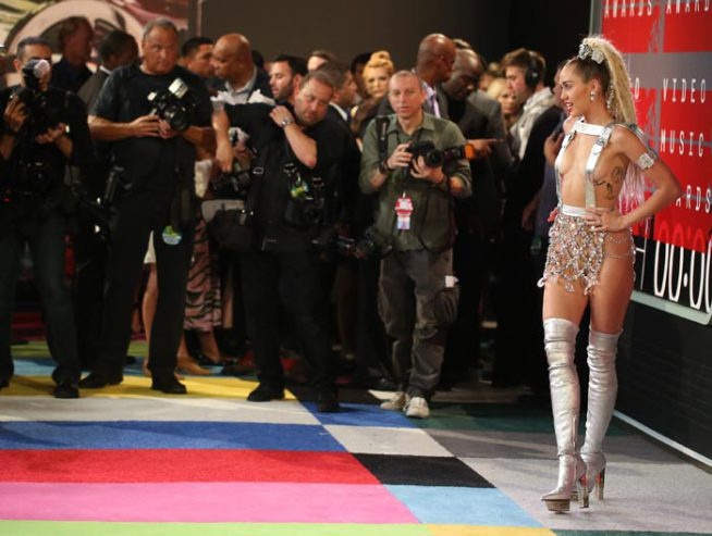 Album moi cua Miley Cyrus: Nghe thuat hay khieu khich? hinh anh