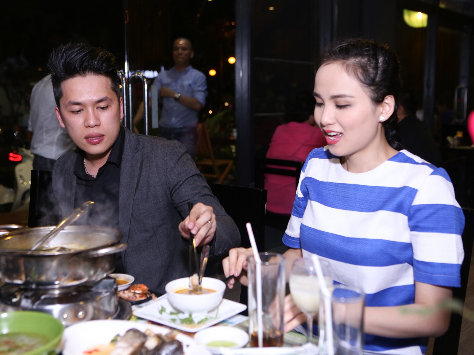 Ong xa an can cham soc Diem Huong chon dong nguoi hinh anh