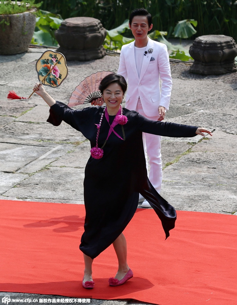 Lâm Thanh Hà không biết sự cố của đàn em nên vẫn còn nhảy múa vui vẻ chào khán giả.