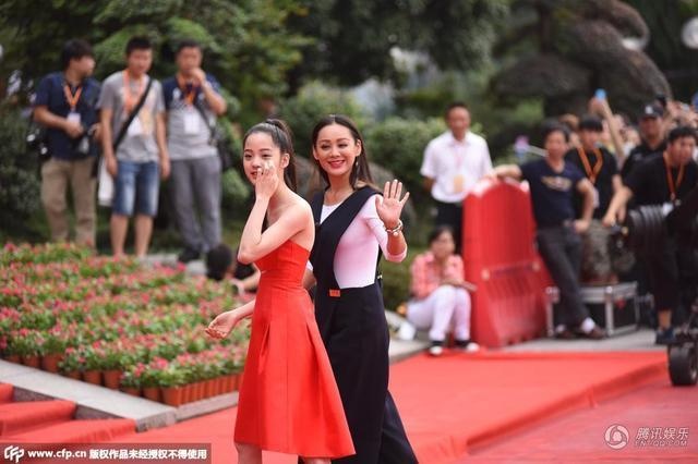 Ninh Tịnh (váy trắng đen) là một trong những nghệ sĩ hạng A của màn ảnh Hoa ngữ. Cô được khán giả Việt yêu mến với các vai diễn xuất sắc trong những bộ phim như Lã Bất Vi - Anh hùng thời loạn, Dương môn nữ tướng, Thiên hạ vô song, Hán Vũ Đế 2, Hiếu trang bi sử, Đế quốc Đại Tần ...