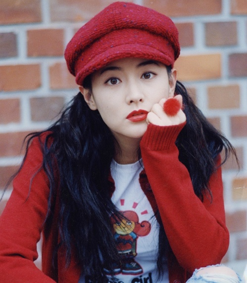 Năm 1993, cô đã có vai diễn đầu tiên trên màn ảnh, trước khi tỏa sáng trở thành minh tinh hạng A.