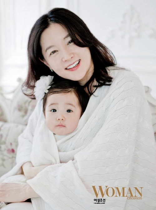 Vẻ đẹp của bà mẹ hai con Lee Young Ae khi ở tuổi tứ tuần, vẫn ngọt ngào, tinh khiết.